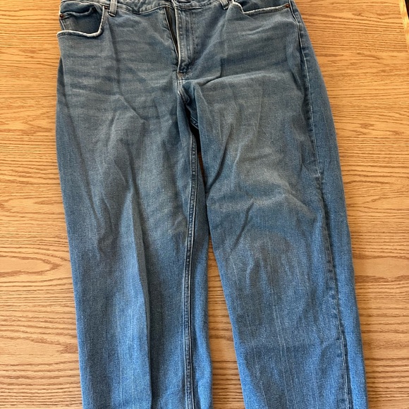 Abercrombie Curve Love High Rise Mom Jeans - Picture 2 of 6